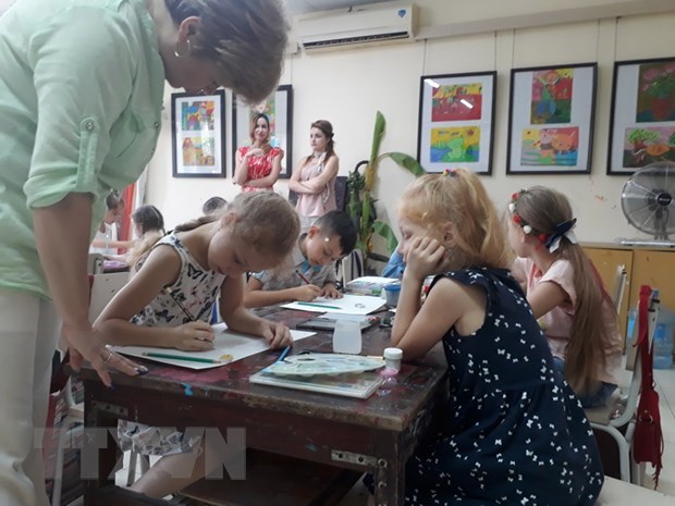 Hanoi, foreign children join painting contest on Hanoi hinh anh 1