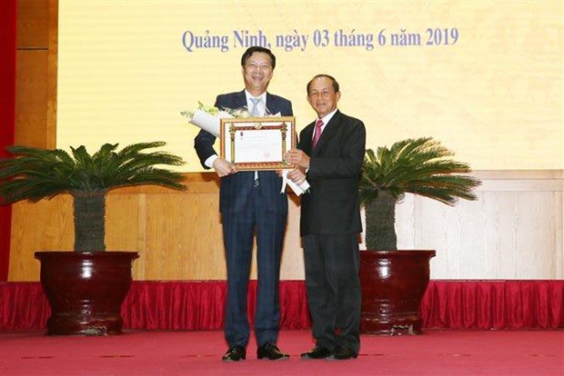 Quang Ninh’s leaders honoured with Lao medals hinh anh 1