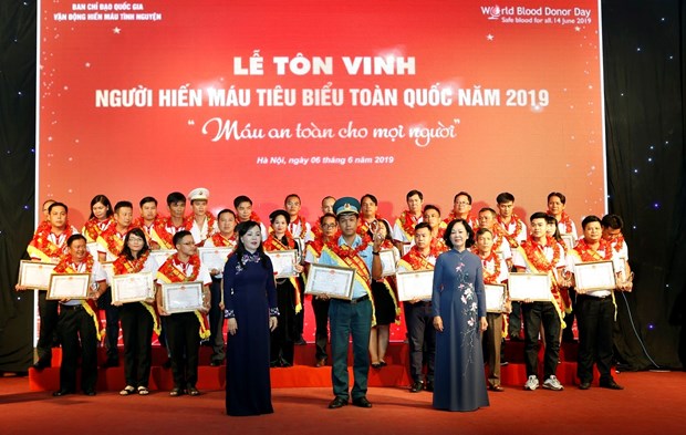 100 outstanding blood donors honoured hinh anh 1