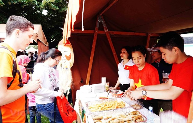 Vietnamese culture, food impress at festival in Czech hinh anh 1