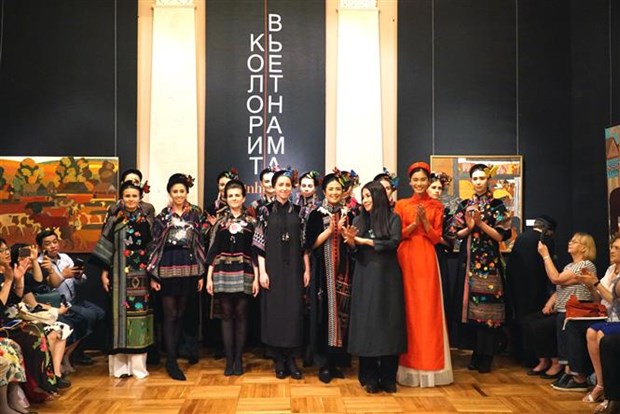 Vietnamese traditional long dress collection introduced in Russia hinh anh 1