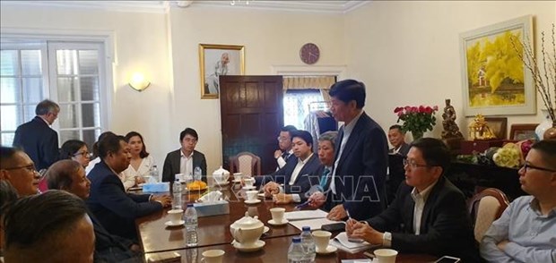 Deputy FM visits overseas Vietnamese in UK hinh anh 1
