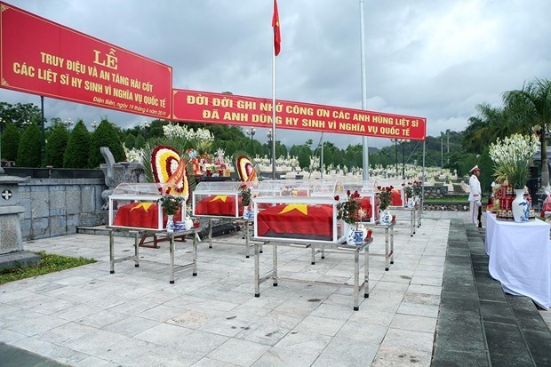 Dien Bien: reburial service held for remains of fallen soldiers in Laos hinh anh 1