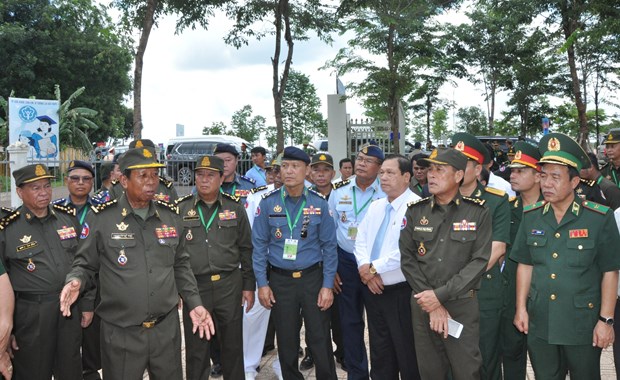 Cambodian military officers visit Binh Phuoc province hinh anh 1