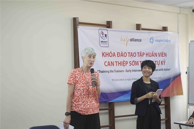 Training-the-trainers course aims to help autistic children hinh anh 1