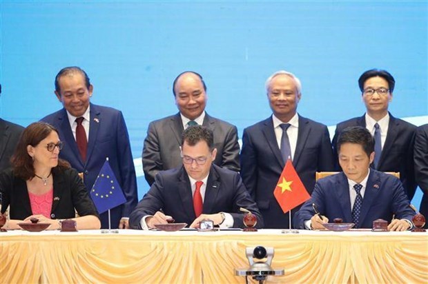 Vietnam, EU sign free trade, investment protection agreements hinh anh 1