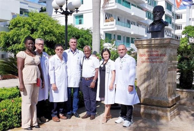Cuban health experts work in Quang Binh province hinh anh 1
