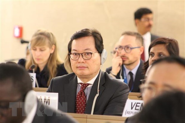 UNHRC adopts resolution on climate change and human rights hinh anh 1