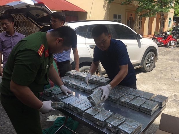 Hoa Binh police bust trafficking of 100 heroin bricks hinh anh 1