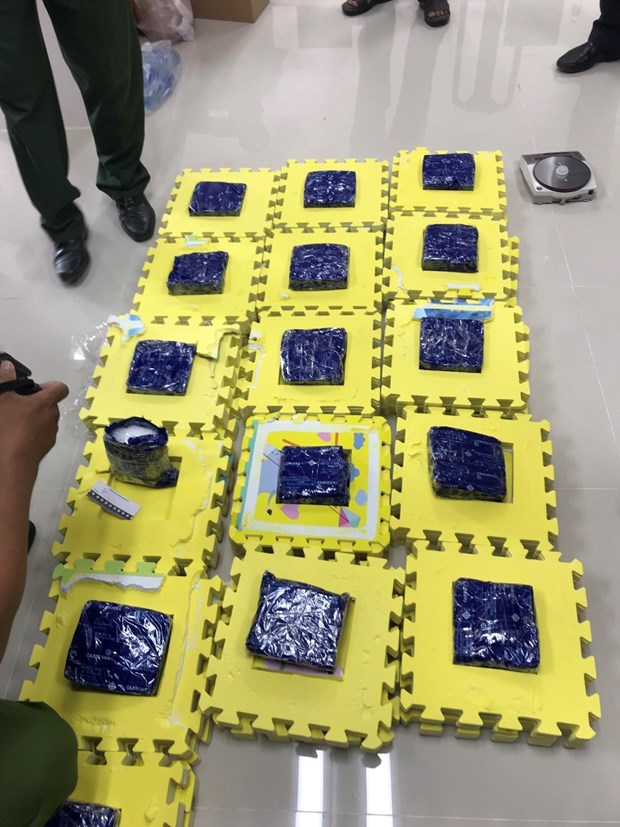 Tay Ninh customs detects 8kg of synthetic drug from Cambodia hinh anh 1