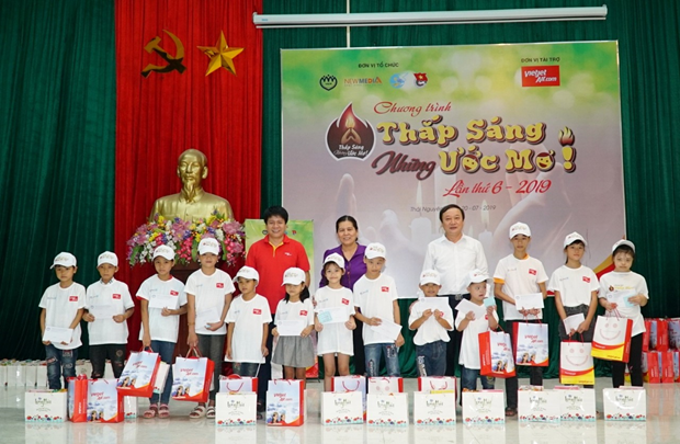 Vietjet teams up with organisations to present gifts to needy children hinh anh 1