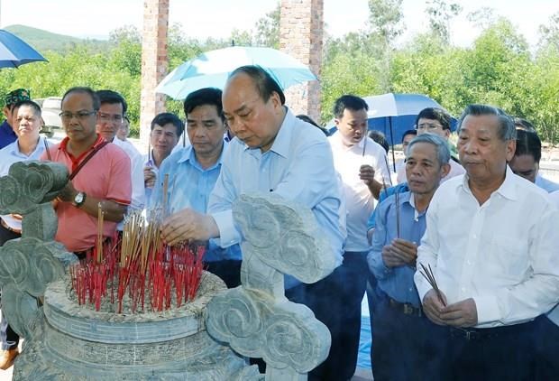 PM offers incense to martyrs in Quang Nam hinh anh 1