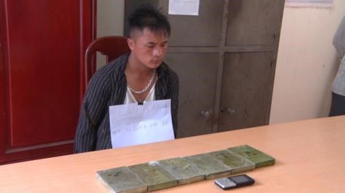 Two men smuggling six heroin bricks arrested in Dien Bien hinh anh 1