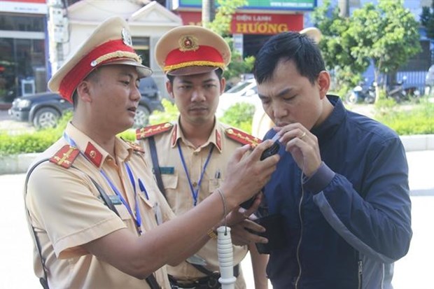 Traffic inspections nationwide fine almost 6,500 drunk drivers hinh anh 1