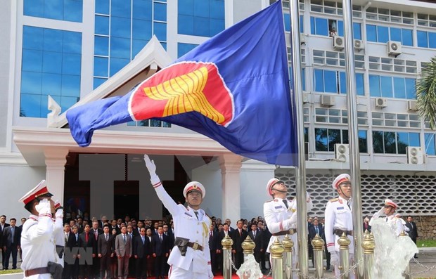 Laos raises ASEAN flag to mark bloc’s founding anniversary hinh anh 1