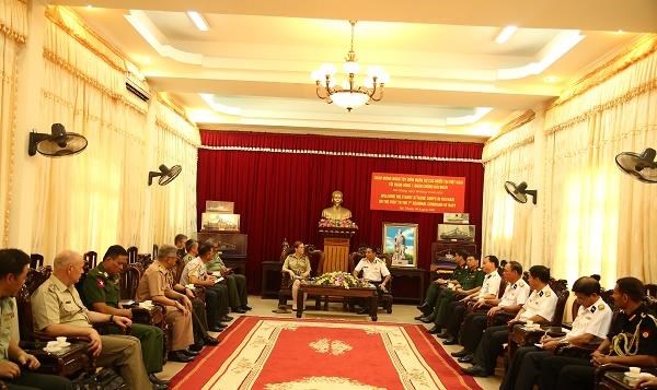 Foreign defence attaches visit Hai Phong, Quang Ninh hinh anh 1