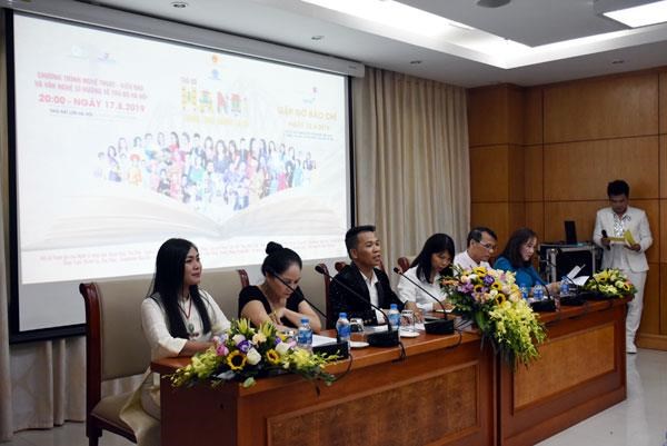 Art show highlights Hanoi in overseas Vietnamese’ hearts hinh anh 1