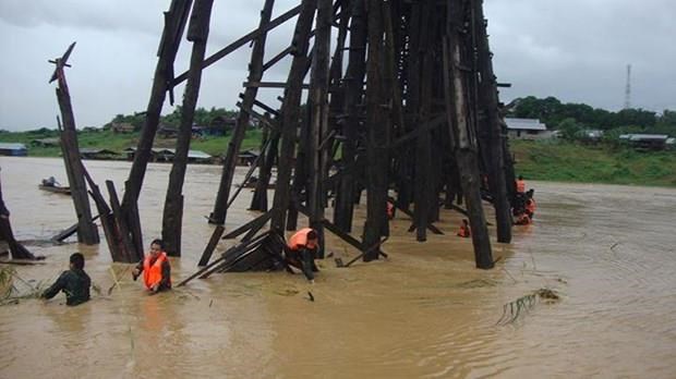 Thailand's longest wooden bridge on brink of collapse due to heavy rains hinh anh 1
