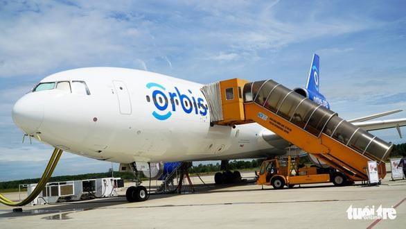 Orbis Flying Eye Hospital provides free eye care in Thua Thien-Hue hinh anh 1