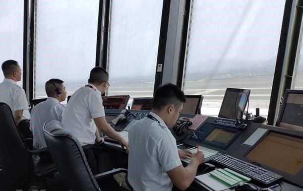 Air traffic controllers face strain with rising flights hinh anh 1