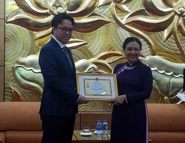 Friendship insignia presented to Cambodian Ambassador hinh anh 1