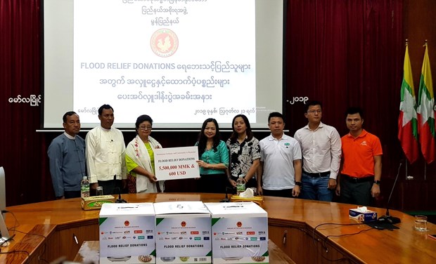 Vietnamese in Myanmar support flood-hit residents in Mon state hinh anh 1