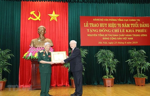Former leader Le Kha Phieu receives 70-year Party membership badge hinh anh 1