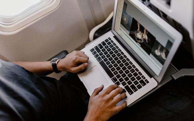 Singapore Airlines bans MacBook Pro models on flights hinh anh 1