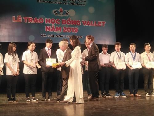 Vallet scholarships granted to more than 500 high school students hinh anh 1