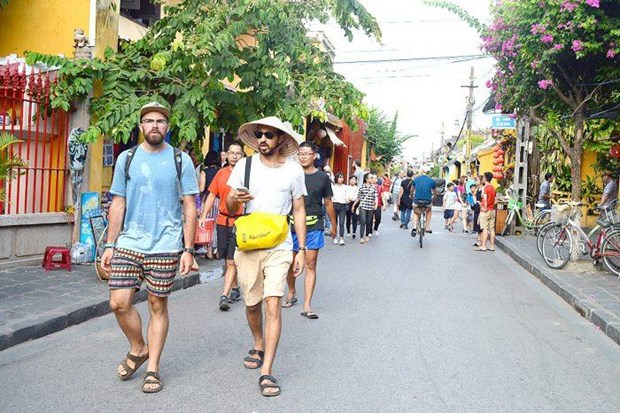 Foreign arrivals surge over 14 percent in August hinh anh 1