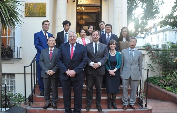 Party economic commission delegation makes working trip to UK hinh anh 1