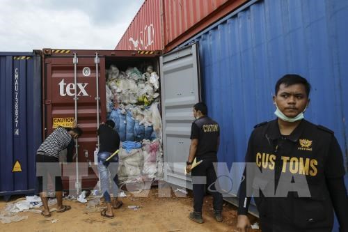 Indonesia sends back hundreds of shipping containers full of waste hinh anh 1