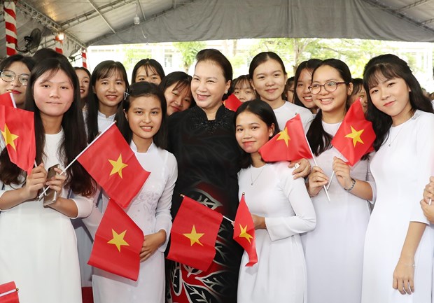 Leaders share new school year’s joy with students nationwide hinh anh 1