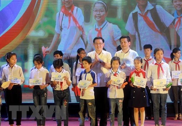 Deputy PM hands relief to needy students in Thai Binh hinh anh 1