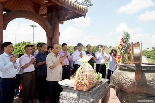 Prime Minister pays tribute to martyrs in Quang Tri hinh anh 1