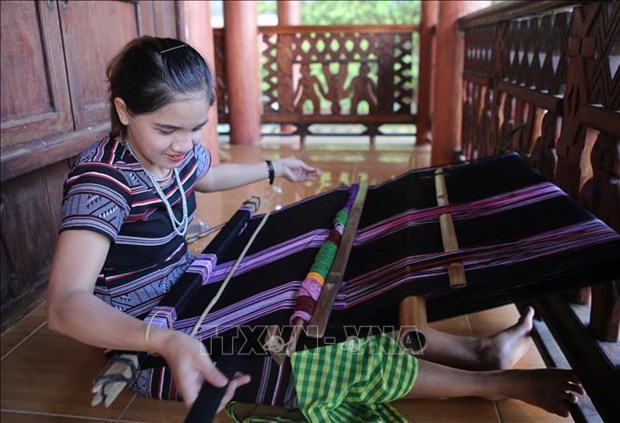 H’re people’s brocade weaving recognised as national intangible cultural heritage hinh anh 1