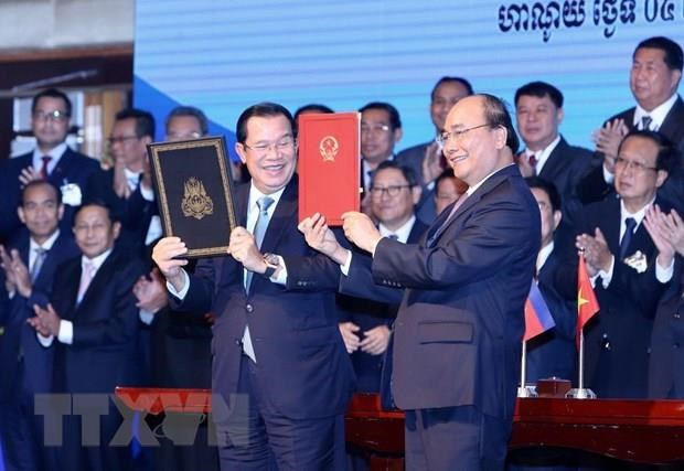 Vietnamese, Cambodian PMs chair conference reviewing border demarcation hinh anh 1