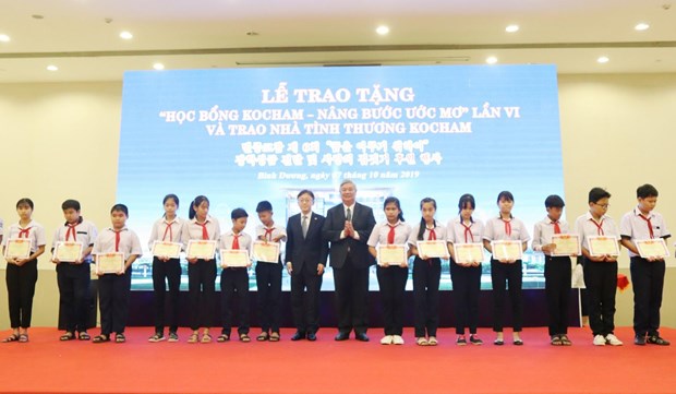 Scholarships presented to poor students in Binh Duong hinh anh 1
