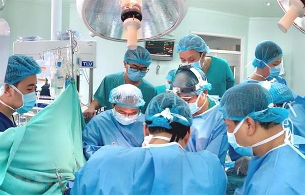 First liver transplant successfully performed in central region hinh anh 1