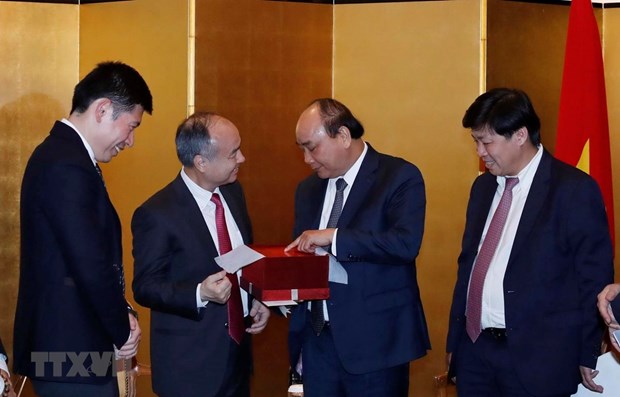 PM welcomes SoftBank’s investment expansion in Vietnam hinh anh 1