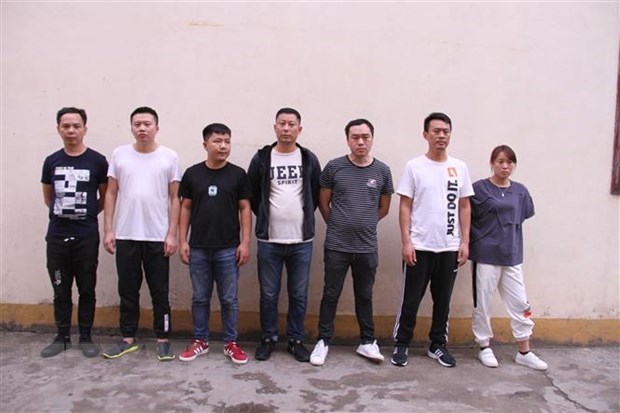 Seven Chinese involved in online gambling handed over to China hinh anh 1