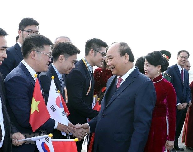 PM arrives in Busan to attend ASEAN-RoK Commemorative Summit hinh anh 1