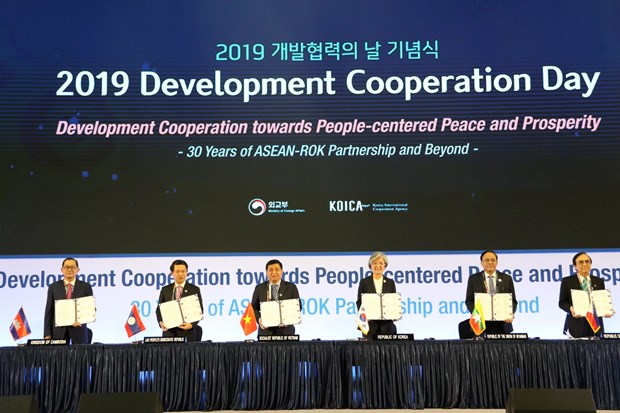 RoK, five ASEAN countries sign MOU on development assistance hinh anh 1