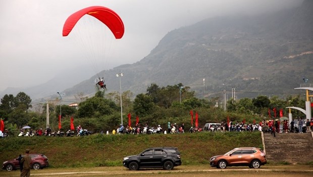 First Puteleng paragliding competition opens in Lai Chau hinh anh 1