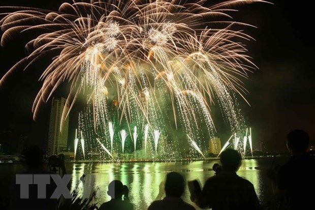 Hanoi to set off fireworks at 30 places during Tet hinh anh 1