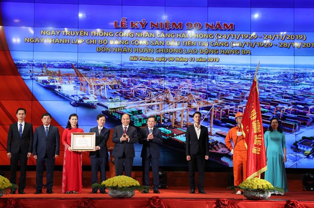 Hai Phong Port’s workers honoured with Labour Order hinh anh 1