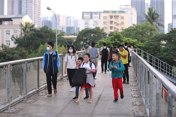Hanoi to build ten pedestrian bridges hinh anh 1