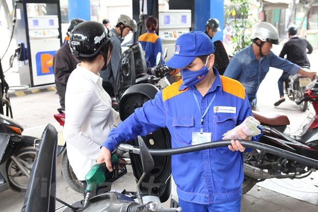 Petrol prices go up slightly hinh anh 1