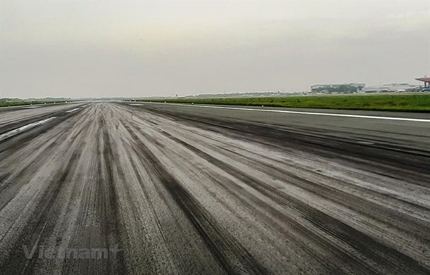 MoT proposes getting funds for runway, taxiway repair hinh anh 1