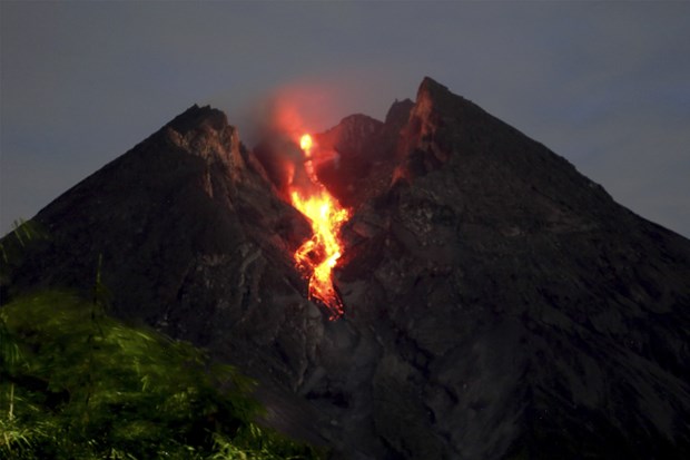Indonesia: Mount Merapi spews into life hinh anh 1